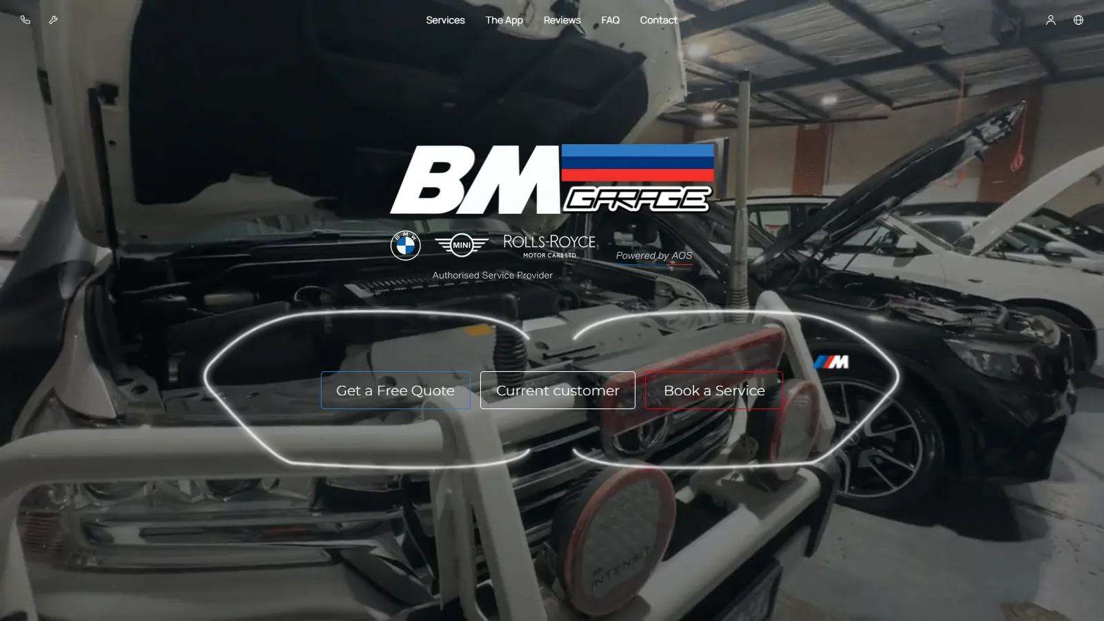 bmgarage.com.au:s startsida: BM Garage-logotypen och märken ovanför en upplyst grillkontur som håller knappar för en gratis offert, nuvarande kunder och bokning av en tjänst, över verkstadens introvideo.
