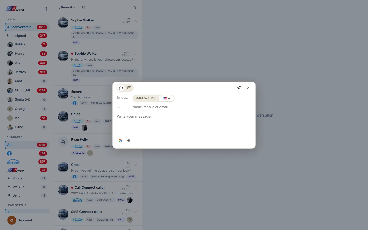 Bilhandlarens delade inkorg med det nya meddelandefönstret öppet: text eller e-post, skicka som ett svarbart nummer eller varumärkesmärkt, ett Till-fält och knappar för Google-recensionsförfrågan och översättning.